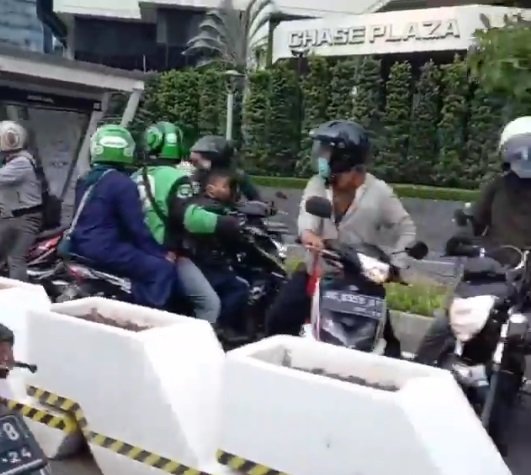 viral pesepeda hadang puluhan pengendara motor