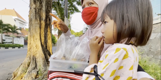 Tega Banget Pasutri Buang Anak di Pinggir Jalan Sendirian, Ditolong Penjual Asongan