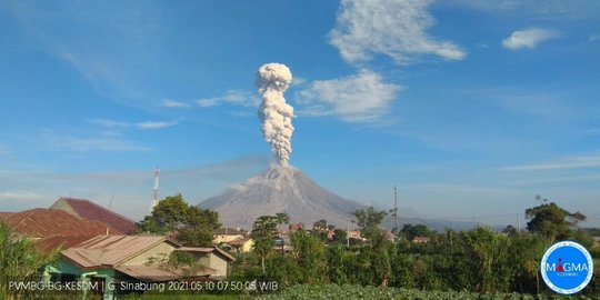 Berstatus Siaga, Gunung Sinabung Erupsi Setinggi 2.500 M Pagi Ini