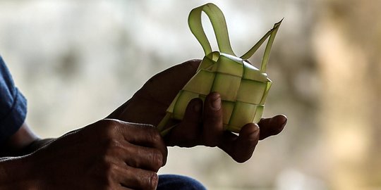 Jelang Idul Fitri, Pedagang Ketupat Mulai Bermunculan