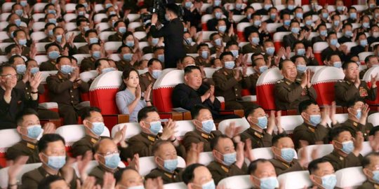 Didampingi Istri, Kim Jong Un Dorong Perempuan Jadi 'Koki Abadi' Bagi Revolusi