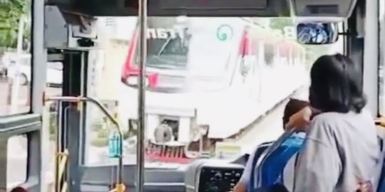 Sopir yang Mengemudikan BST Melewati Marka Jalan hingga Diserempet Railbus Dipecat