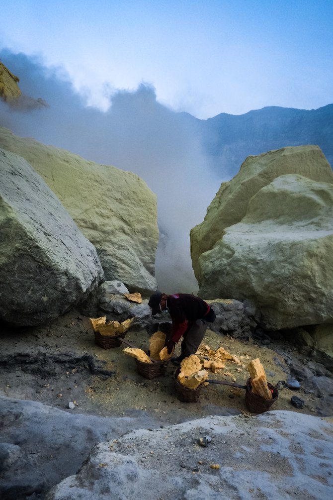 penambang belerang kawah ijen