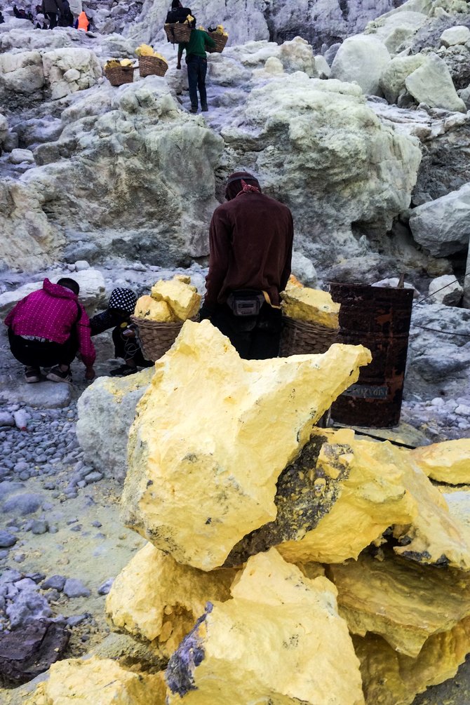 penambang belerang kawah ijen