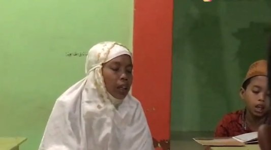 kisah haru nyai tun jadi guru ngaji rela ajari santri meski tak bisa lihat