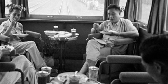 Momen 'Santuy' Menteri Era 1945 Sedang Tur ke Jateng, Makan Bareng di Dalam Kereta