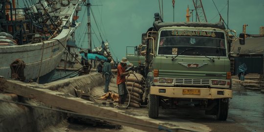 Pundak Kuat Pekerja Bongkar Muat Pelabuhan Sunda Kelapa