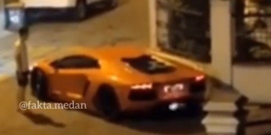 Viral Video Pria Geber Knalpot Lamborghini Bikin Bising, Warga Komplek Murka