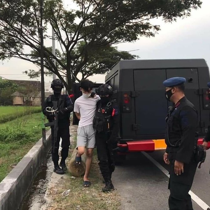 remaja bermobil mewah nekat terobos dan tabrak polisi