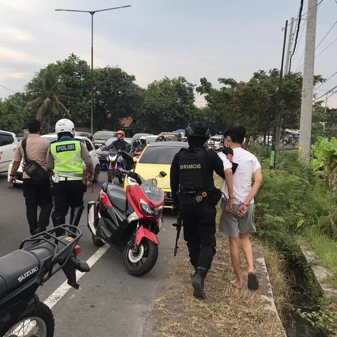 remaja bermobil mewah nekat terobos dan tabrak polisi