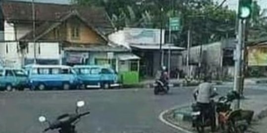 Potret Viral Motor Parkir di Tengah Jalan Saat Lampu Merah, Jadi Sorotan Publik