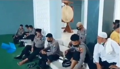 video polisi bingung cari kaos kaki kiri usai salat di masjid ternyata ulah sendiri