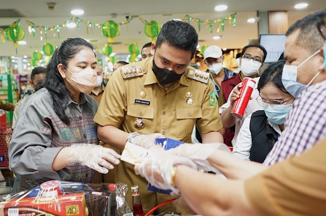 bobby nasution dan kahiyang tinjau pasar pastikan kebutuhan pokok terkendali