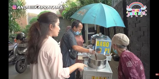 Ussy Sulistiawaty Borong Bakso Sampai 2 Gerobak Buat Dibagi-bagi Secara Gratis