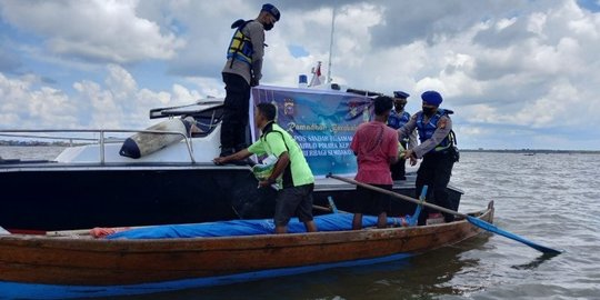 Temui Nelayan, Polisi Kepulauan Meranti Patroli di Laut Ingatkan Bahaya Covid-19