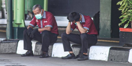 Kisah Para Porter: Berharap Rezeki dari Mereka yang Datang dan Pergi