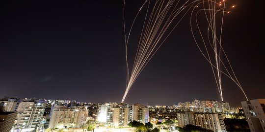 Serangan Roket Hamas Ke Israel Hantam Sebuah Gedung Di Tel Aviv ...