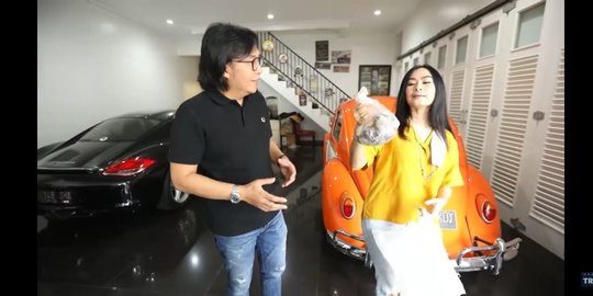 Ari Lasso Melongo Lihat Koleksi Mobil Mewah Iis Dahlia: Ini Rumah Apa Showroom?