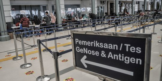 Gagal Mudik H-1 Lebaran, Penumpang Tukarkan Tiket di Stasiun Pasar Senen