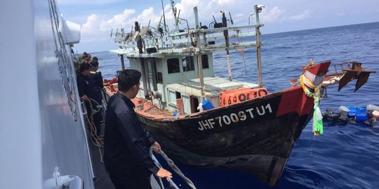 Polri Tangkap 2 Kapal Malaysia Pencuri Ikan di Selat Malaka