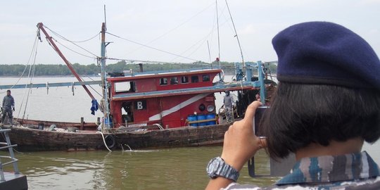 polri tangkap 2 kapal malaysia pencuri ikan di selat malaka