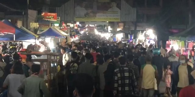 Abaikan Protokol Kesehatan, Warga Padati Tradisi Jedogan di Serang