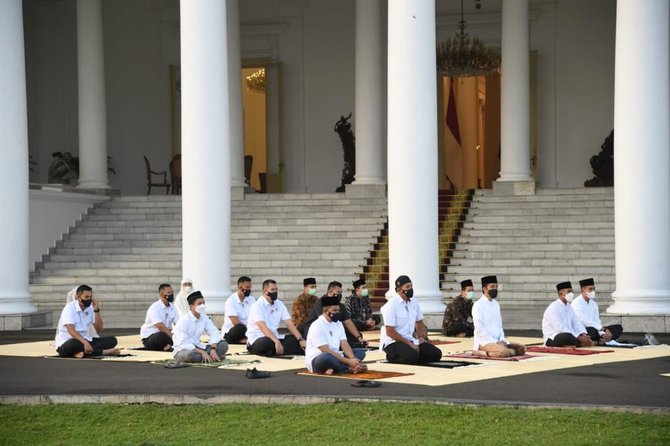 presiden jokowi dan ibu iriana salat idulfitri 1442 h di istana kepresidenan bogor