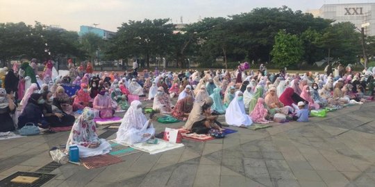 Ribuan Warga Setempat Salat Idulfitri di Lapangan Velodrome Rawamangun
