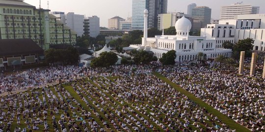 Ribuan Muslim Laksanakan Salat Idulfitri di Lapangan Masjid Al-Azhar