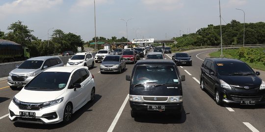 Hari Pertama Idulfitri, Lalin Tol Jakarta-Cikampek Terpantau Padat