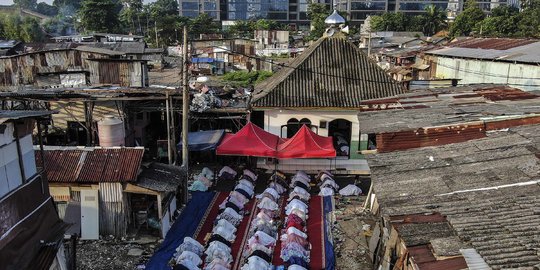 Potret Warga Pancoran Buntu Rayakan Lebaran di Antara Reruntuhan