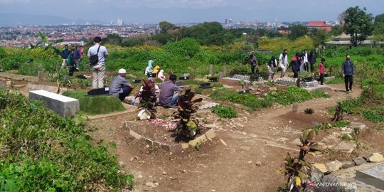 TPU Khusus Covid-19 di Cikadut Bandung Dipadati Peziarah Saat Idulfitri