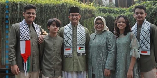 Anies Baswedan Kenakan Syal Palestina-Indonesia Saat Salat Idulfitri