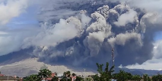 Gunung Sinabung 2 Kali Semburkan Abu Vulkanik Setinggi 1.000 Meter