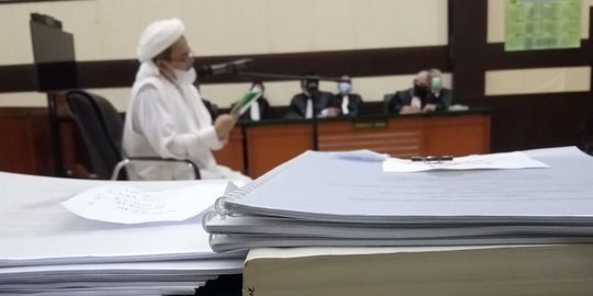 Dijenguk Keluarga di Rutan Bareskrim Polri, Rizieq Syihab Dibawakan Makanan Kesukaan