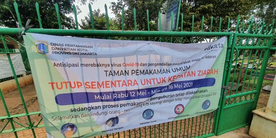 Doa Peziarah dari Balik Pintu Masuk TPU Bambu Apus
