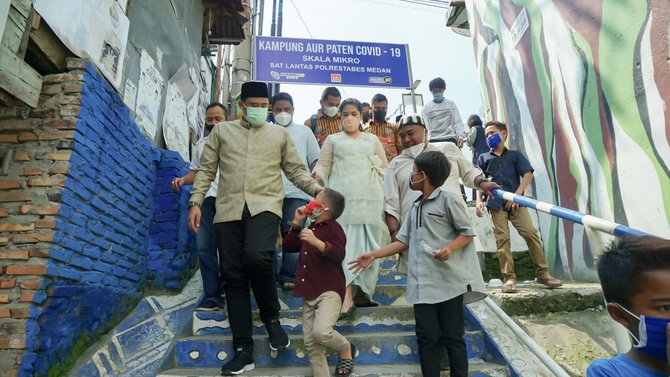 bobby ajak kahiyang tinjau warga terdampak banjir luapan sungai deli