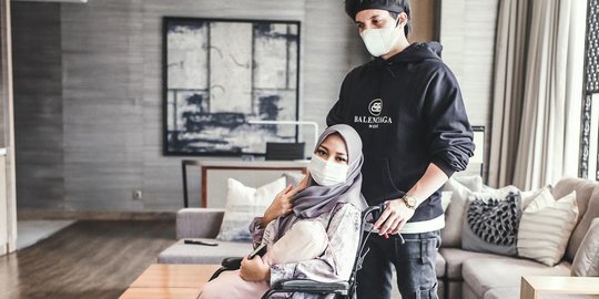 Potret Aurel Duduk di Atas Kursi Roda Didampingi Atta Halilintar, Kenapa?