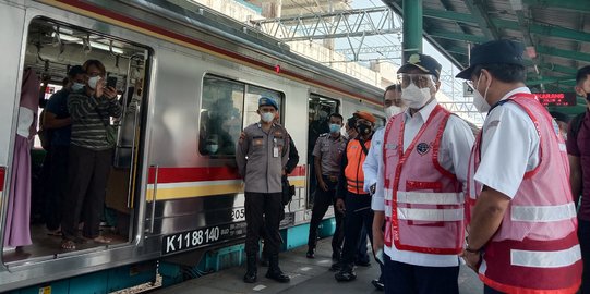 Penumpang KRL Berdesakan, Menhub Budi Kesal PT KCI Tak Profesional