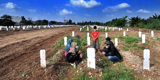 Anies Izinkan Warga Lakukan Ziarah Kubur Mulai 17 Mei 2021