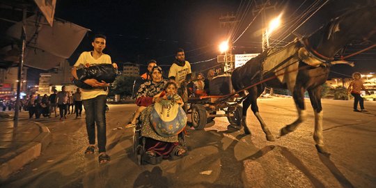 Diserang dari Darat & Udara, Warga Gaza Sebut Hadapi Dua Musuh Yakni Israel & Covid