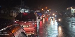 Malam Tadi Jalan Labuan Pandeglang Dipadati Wisatawan Pantai