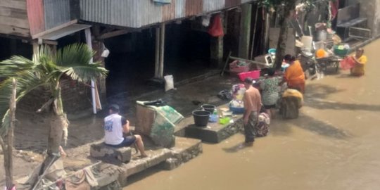 Banjir Luapan Sungai Deli Tak Surutkan Semangat Warga Kampung Aur Medan Berlebaran