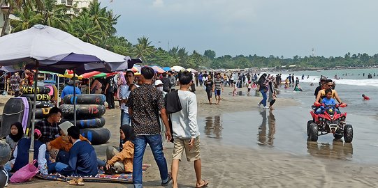 Wisatawan Membeludak di Anyer, Protokol Kesehatan Diabaikan