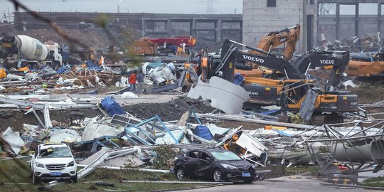 Porak-poranda Wuhan Akibat Diterjang Tornado