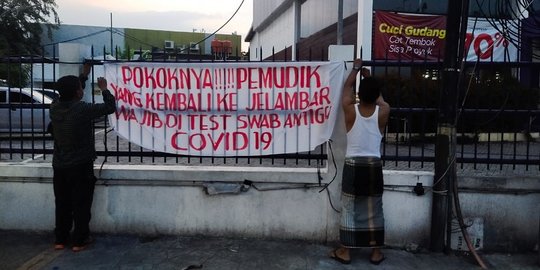 Warga Jakarta Pasang Spanduk, Minta Pemudik yang Kembali Wajib Tes Antigen