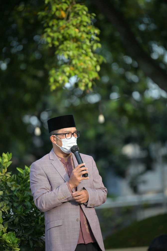 gubernur jabar ridwan kamil saat salat idulfitri di rumah dinas gedung pakuan