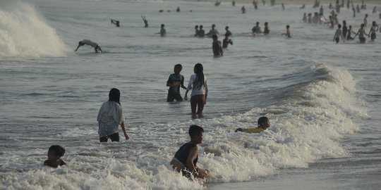 Pengunjung Membludak, Wisata Pantai Garut Ditutup Sementara