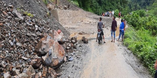 Longsor Menutupi Jalan Provinsi Kotanopan-Ulu Pungkut