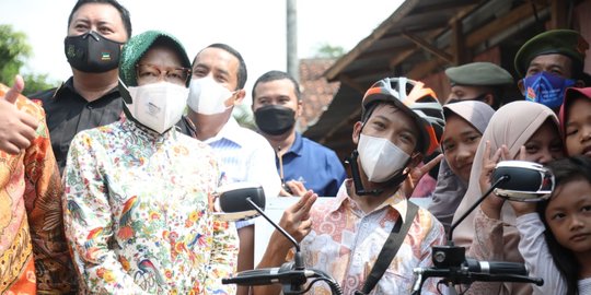 Mensos Berikan Sepeda Motor Roda Tiga untuk Penyandang Disabilitas di Pekalongan